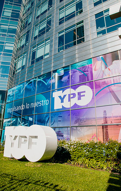 decoracion fachada edificio ypf 